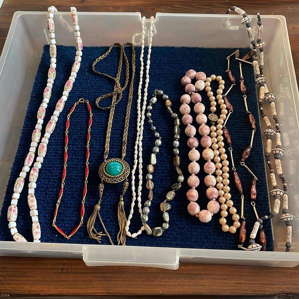 Lot of women’s necklaces